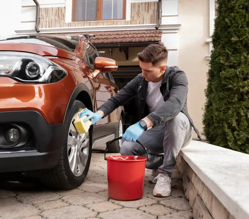 Lavage auto à domicile Saint-Martin-de-la-Lieue : professionnel intervenant sur un véhicule